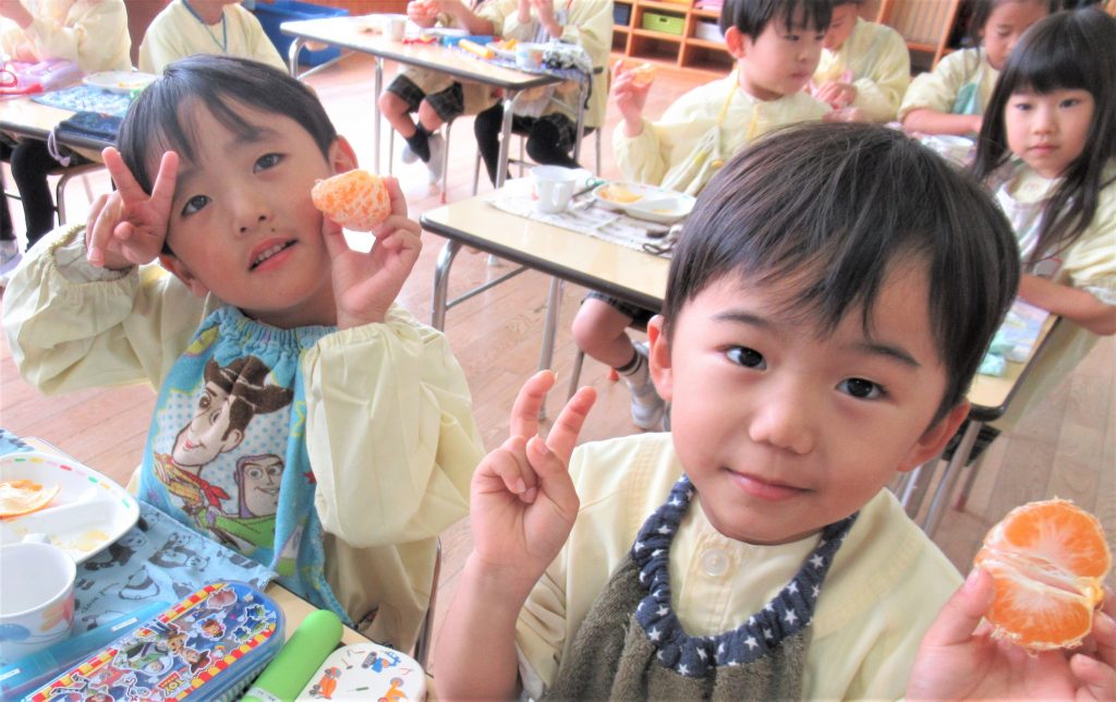 収穫したみかんを食べたよ（年長）